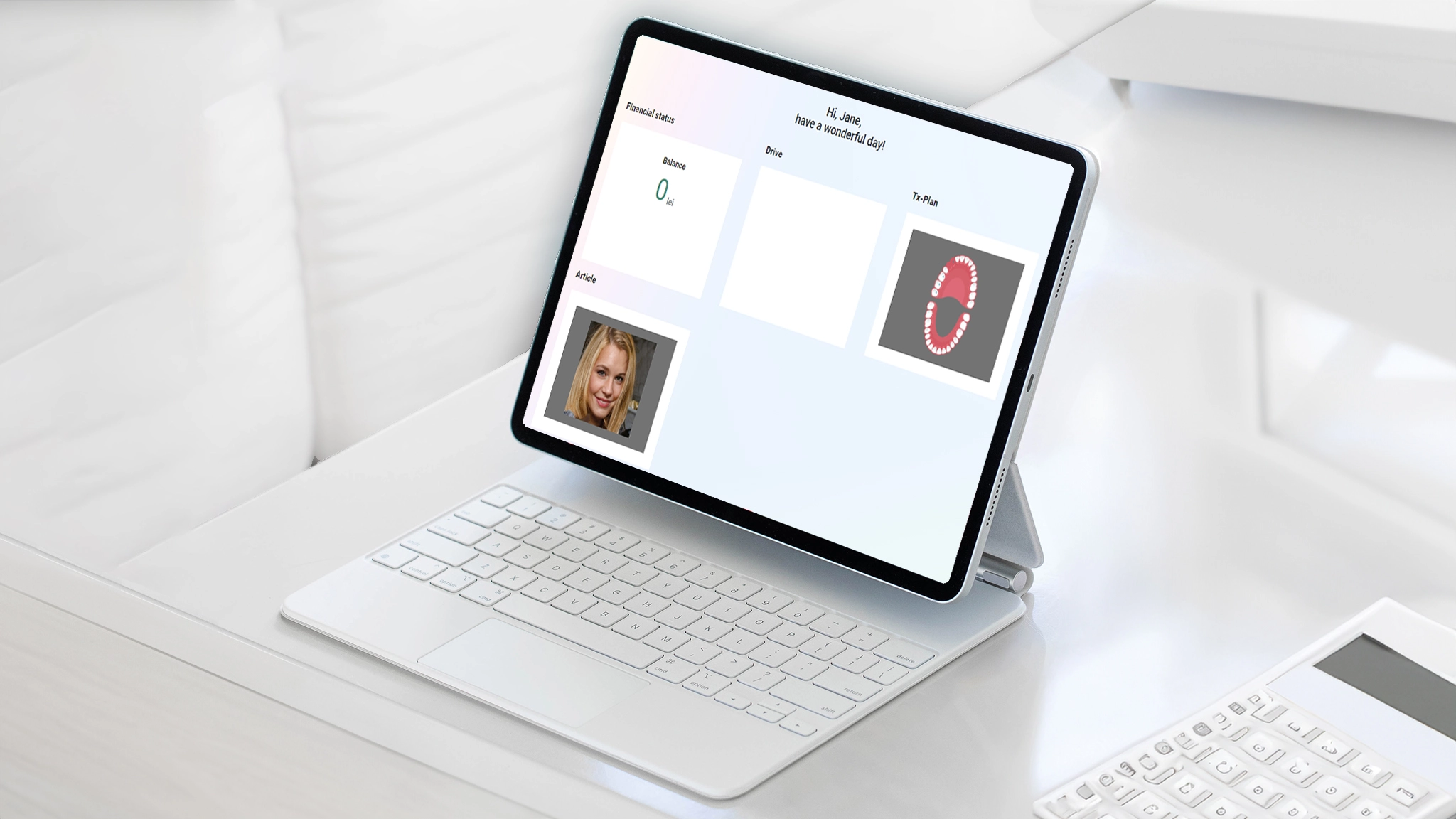 Tabletă cu aplicația SmileSIM Pacient, status financiar, Drive și plan de tratament digital pentru comunicarea cu pacientul